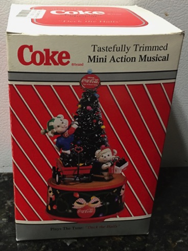 3027-1 € 30,00 coca cola muziekdoos opdraaibaar muisjes bij kerstboom.jpeg